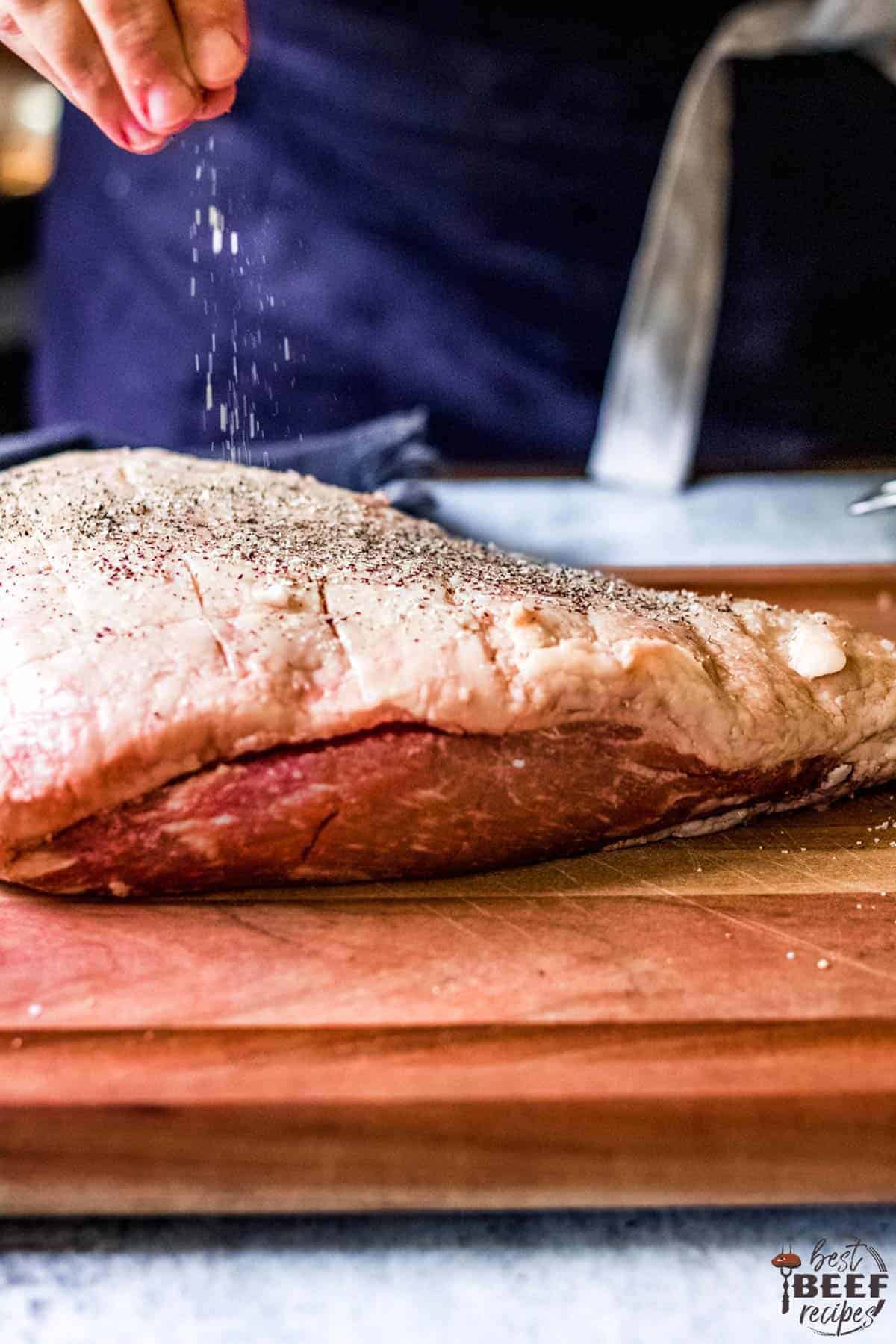 Seasoning the fat cap of picanha steak