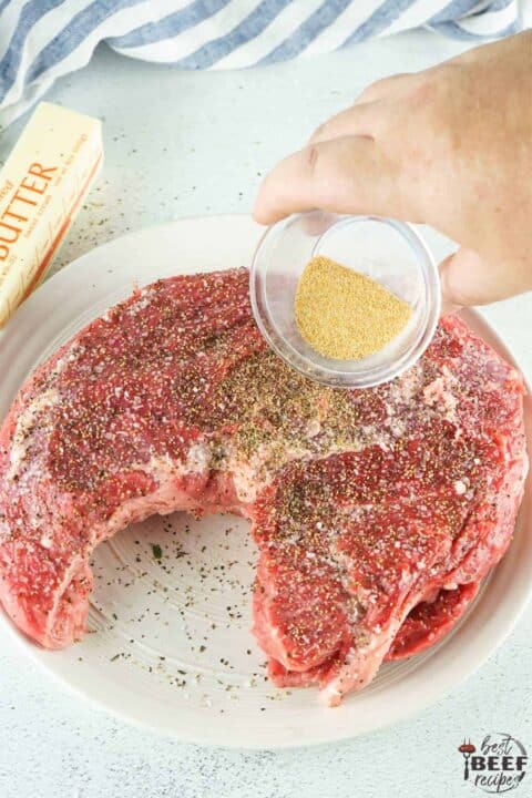 Seasoning tri-tip steak with garlic powder